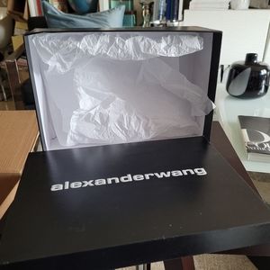 Empty shoe box with original tissue